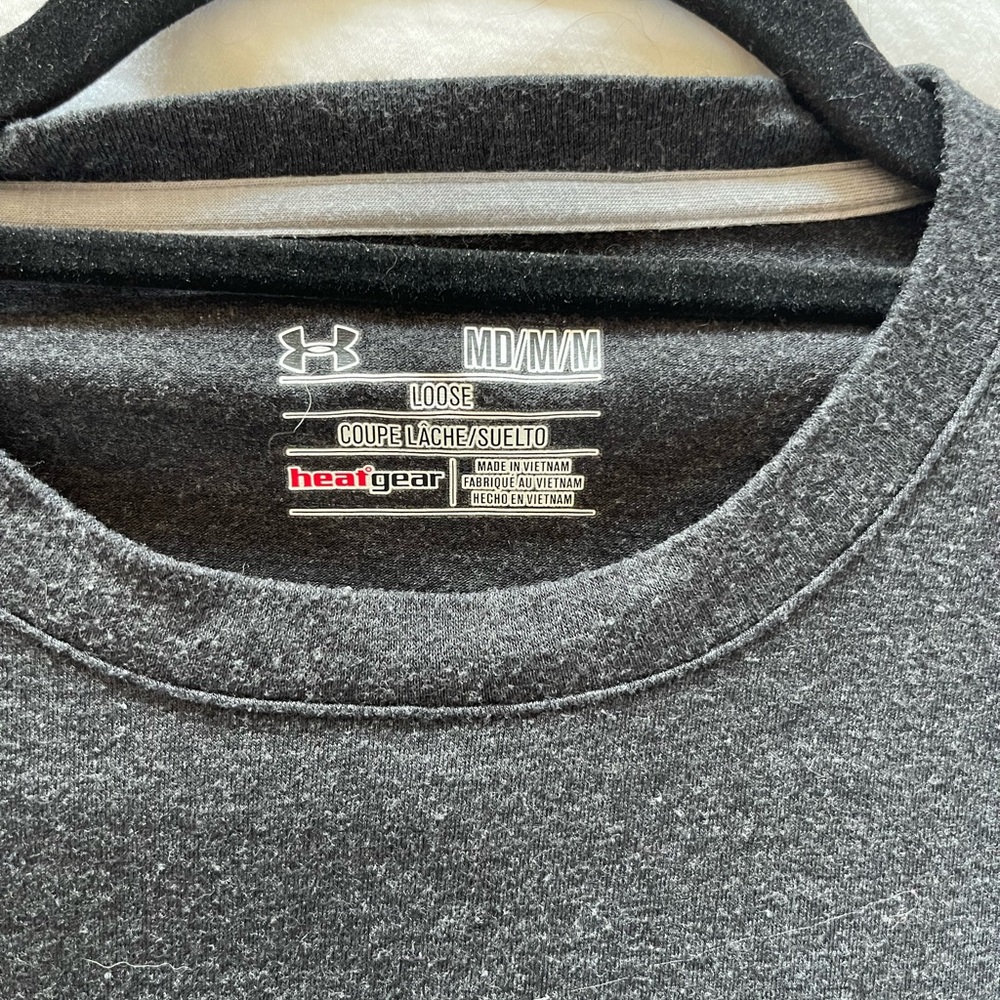 Under Armour Heat Gear Shirt. M - Picture 3 of 3